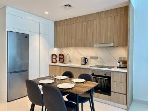 Kuchyň nebo kuchyňský kout v ubytování Dar Vacation - High Floor Palm View 1BR Apartment