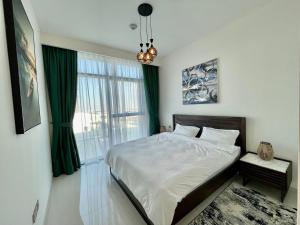 Postel nebo postele na pokoji v ubytování Dar Vacation - High Floor Palm View 1BR Apartment