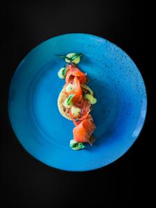 Niebieski talerz z kawałkiem sushi. w obiekcie Hotel Pradell w mieście Ortisei +37 zdjęć