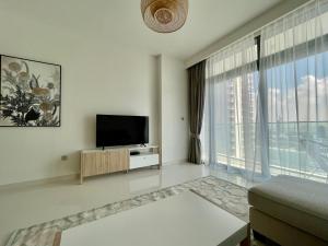 TV a/nebo společenská místnost v ubytování Dar Vacation - Magnificent City View 1BR Apartment