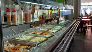een buffet lijn met veel dienbladen eten bij Hotel Cantinho Verde in Teixeira de Freitas