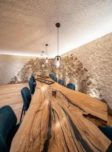 uma sala de conferências com uma longa mesa e cadeiras de madeira em Chalet Villa Carolina em Selva di Val Gardena
