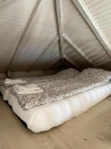 ein Bett in einem Zelt mit zwei Handtüchern darauf in der Unterkunft Poros endless view apartment in Poros
