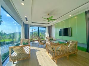 Televiisor ja/või meelelahutuskeskus majutusasutuses Villa 3 bedrooms Venus resort by Flamigo free entry ticket F12 or F24