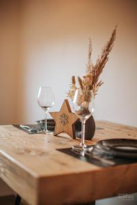 Una mesa con una estrella y dos vasos. en # A Mont Nos'Hôtes en Malmedy