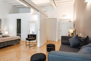 A bed or beds in a room at EBL LUXURY HOME