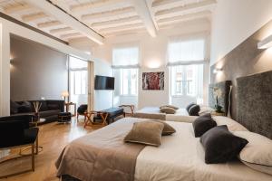 A television and/or entertainment centre at EBL LUXURY HOME