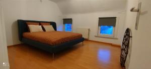 een slaapkamer met een bed in het midden van een kamer bij Appartement Berendries in Brakel