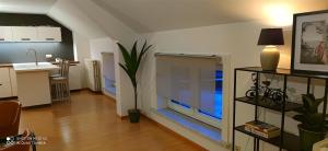 un soggiorno con un grande acquario in una stanza di Appartement Berendries a Brakel