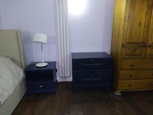 A bed or beds in a room at Lovely 2 Bedroom B-listed converted Whisky bond