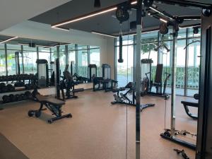 Fitness centrum a/nebo fitness zařízení v ubytování Dar Vacation - High Floor Palm View 1BR Apartment
