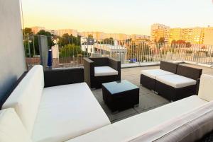 A seating area at Rooftop Terrace, free garage parking and Pool!