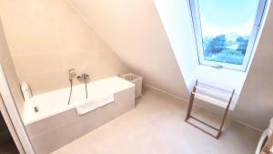 A bathroom at Rooftop Terrace, free garage parking and Pool!