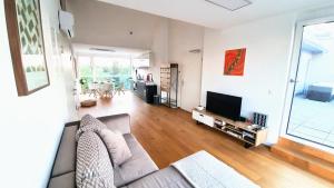 A television and/or entertainment centre at Rooftop Terrace, free garage parking and Pool!