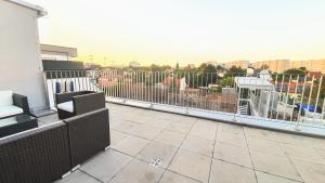 A balcony or terrace at Rooftop Terrace, free garage parking and Pool!