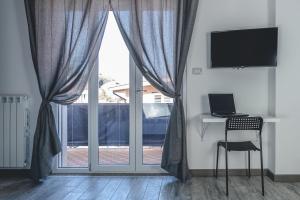 ラメーツィア・テルメにあるB&B Casa Marconiの窓、デスク、ノートパソコンが備わる客室です。