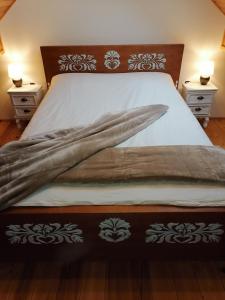 een bed met een bruine en witte deken erop bij Wellness apartmaji Mimi in Tabor