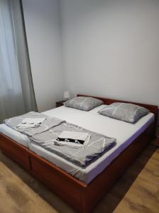 een bed met witte lakens en kussens erop bij Hostel 36 in Katowice
