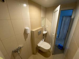 アンタルヤにあるKöşk Hotelの小さなバスルーム(トイレ、シンク付)