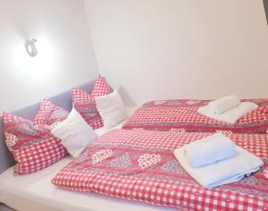 two beds sitting next to each other with pillows on them at Appartement Fiffinjo in Piesendorf