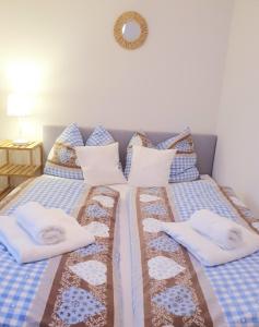 a bed with towels and pillows on it at Appartement Fiffinjo in Piesendorf