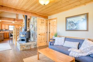 uma sala de estar com um sofá azul e uma lareira em Aspen Glow Guesthouse em Angel Fire