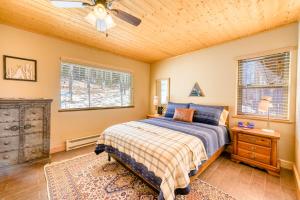 um quarto com uma cama e uma ventoinha de tecto em Aspen Glow Guesthouse em Angel Fire