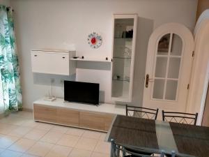 a living room with a tv on a counter at Apartamento Flamenco in Torrevieja