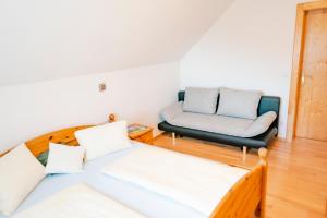 un soggiorno con letto e divano di Ahornhütte a Schladming