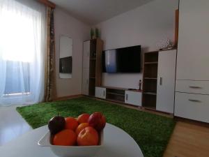 una sala de estar con un bol de fruta en una mesa en Haus Schober en Bad Hofgastein