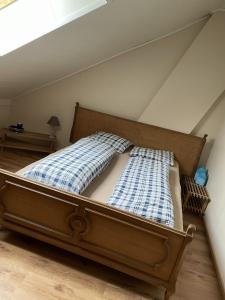 a bedroom with a bed with a checkered blanket at Vakantiewoning Bij de Jep in Bilzen