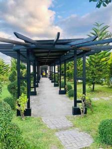 een blauwe structuur met een loopbrug in een park bij Simang’s Guest House in General Santos