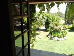 una ventana abierta con vistas al jardín en Chilliman & Mas Miró Biofarm, en Catllar
