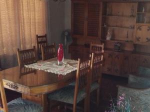 - une table à manger avec des chaises et un vase rouge dans l'établissement Grali home, à Mendoza