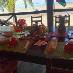 una mesa con un montón de frutas y verduras en ella en villa Mena, en Nosy Be
