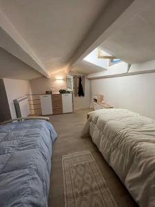 a bedroom with two beds in a room with a window at Costa del Sole 46 in Cetona