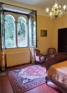 um quarto com uma cama e uma grande janela em CHÂTEAU CAGNINACCI B&B em San-Martino-di-Lota