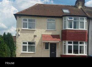 una casa con finestre bianche e tetto rosso di Double Rooms in Shared Home a Enfield