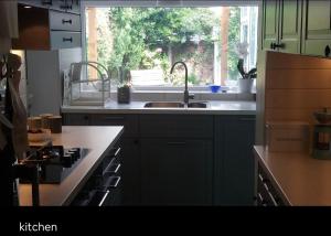 une cuisine avec un évier et une fenêtre dans l'établissement Double Rooms in Shared Home, à Enfield