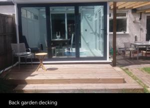 una veranda riparata con tavolo e sedie di Double Rooms in Shared Home a Enfield