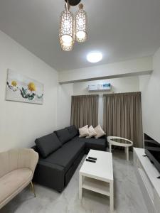 Hatta Royal Room في حتا: غرفة معيشة مع أريكة سوداء وطاولة