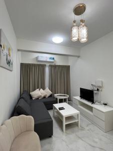 Hatta Royal Room في حتا: غرفة معيشة مع أريكة وتلفزيون