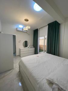 1 dormitorio con 1 cama grande y espejo en Hatta Royal Room en Hatta