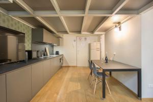 Virtuvė arba virtuvėlė apgyvendinimo įstaigoje Modern Loft in Porta Venezia - hosted by Sweetstay