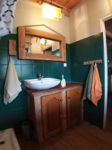 a bathroom with a sink and a mirror at Dom wakacyjny w Kiersztanowie Ładnie Tu in Mrągowo