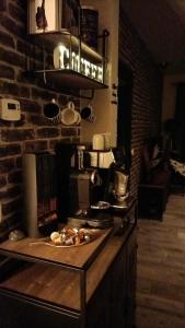 達默的住宿－SWANder，一个带柜台的厨房,在切板上放食物