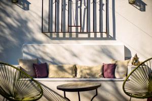 A seating area at Cortijo las Cabrerizas