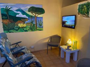 een kamer met een bed en een schilderij aan de muur bij Relax and enjoy with a view of El Teide and sea in Puerto de Santiago