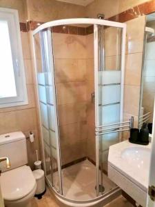 米哈斯科斯塔的住宿－Wonderful appartement on golf site near Marbella，带淋浴、卫生间和盥洗盆的浴室