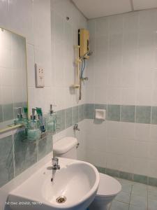 a bathroom with a sink and a toilet at Santorini by Loteloft at Bukit Merah Laketown in Simpang Ampat Semanggol